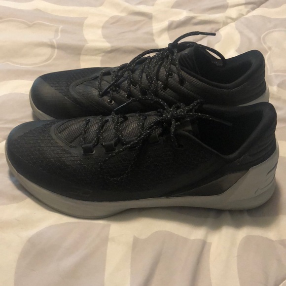 UA CURRY 3 LOW - Picture 3 of 4